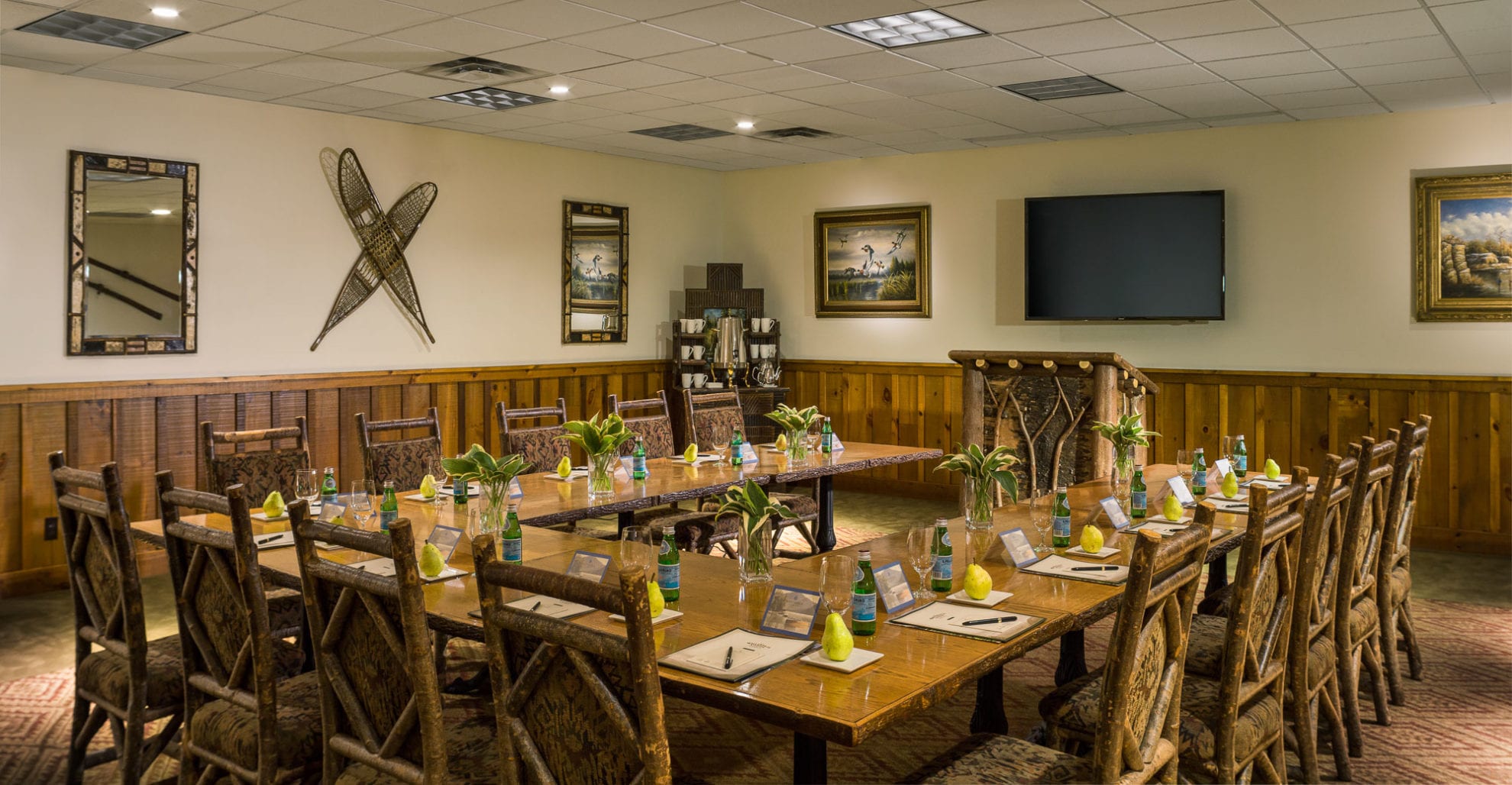 Meeting room with Shoehorn table setup